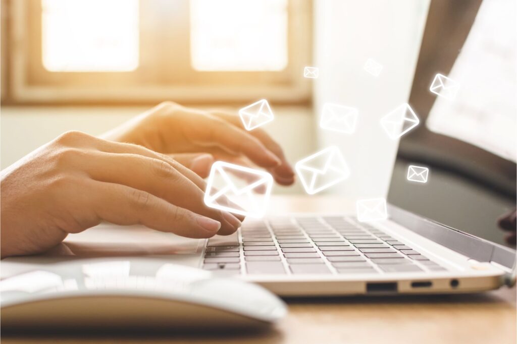 E-mail Marketing , Laptop, Hände