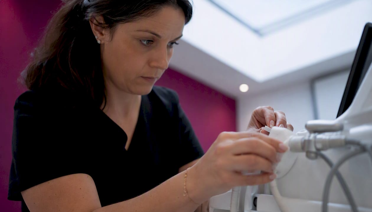 Mit geschultem Blick und Fingerspitzengefühl werden die Details eines Anti-Aging-Geräts genau unter die Lupe genommen.