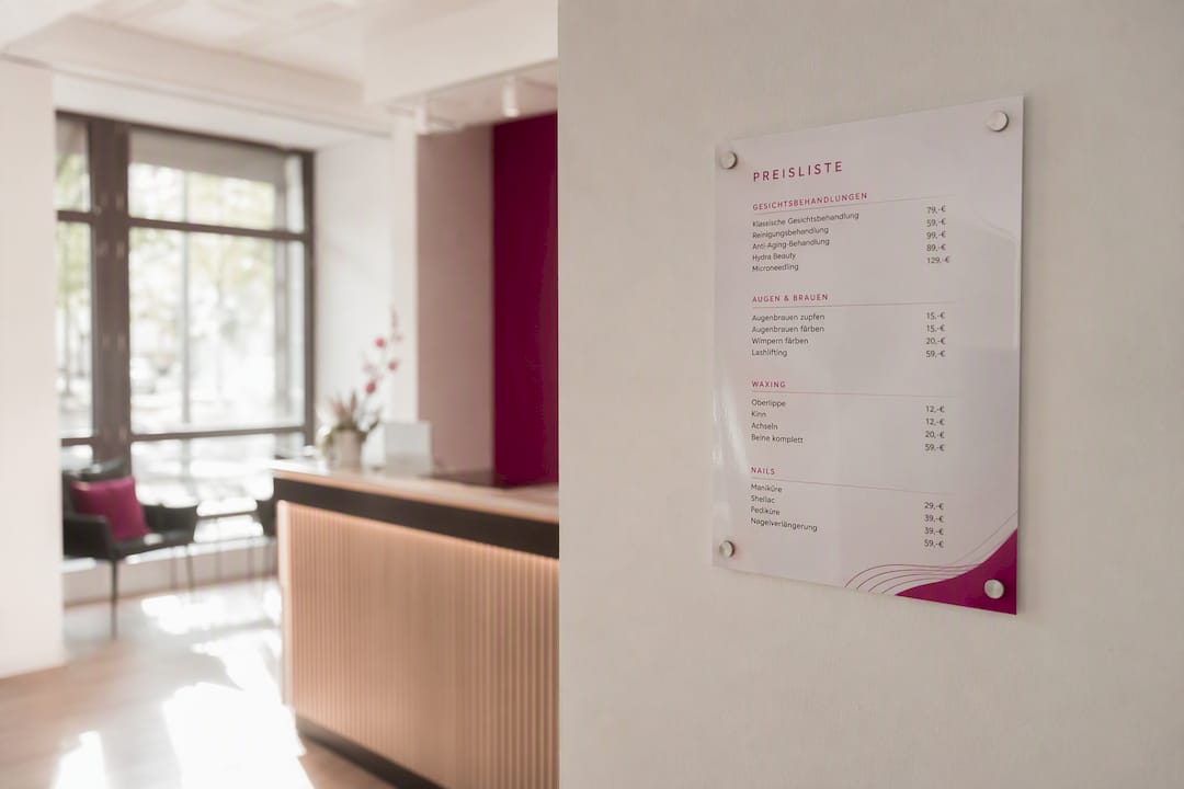 Laminierte A4-Preisliste an der Studiowand