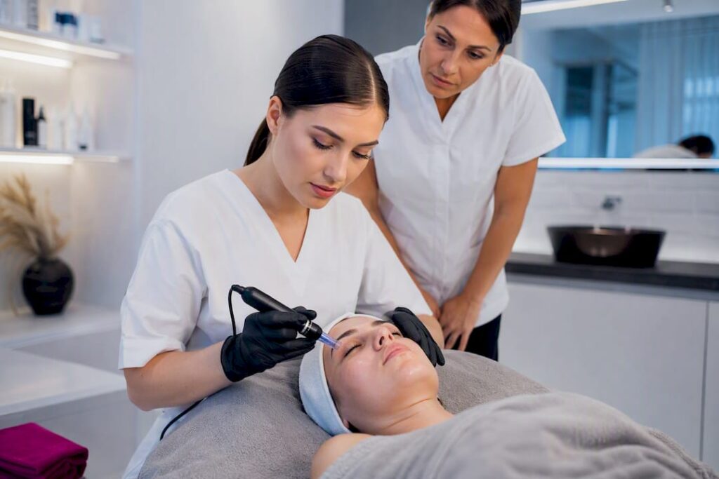 Microneedling-Seminar mit Trainerin und Modell