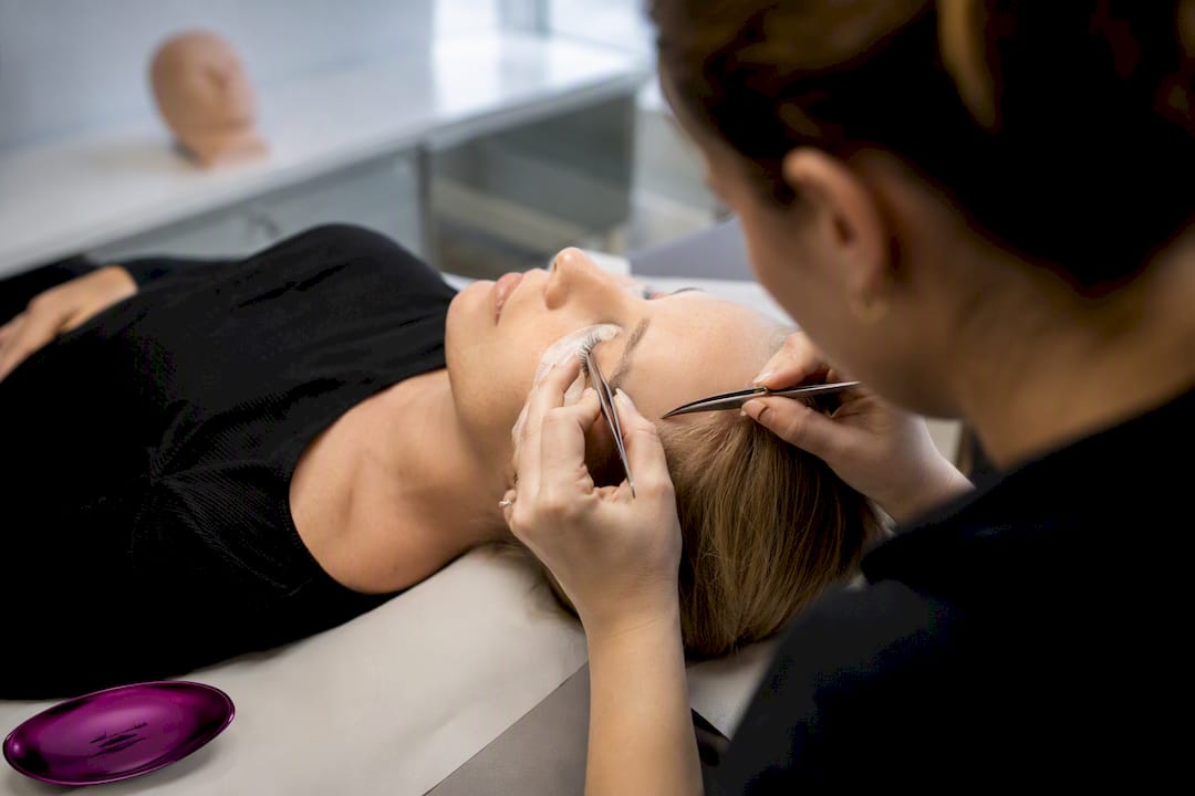 Live-Modell bei praktischer Schulung zur Wimpernverlängerung