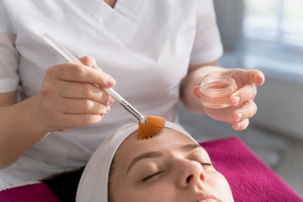 Kosmetik-Auszubildende trainiert Fruchtsäurepeeling